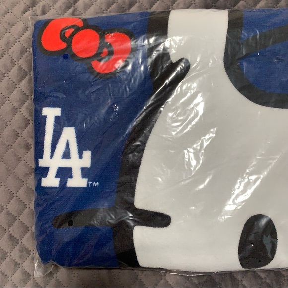 LIMITED EDITION Hello Kitty Dodgers Towel - Picture 2 of 6